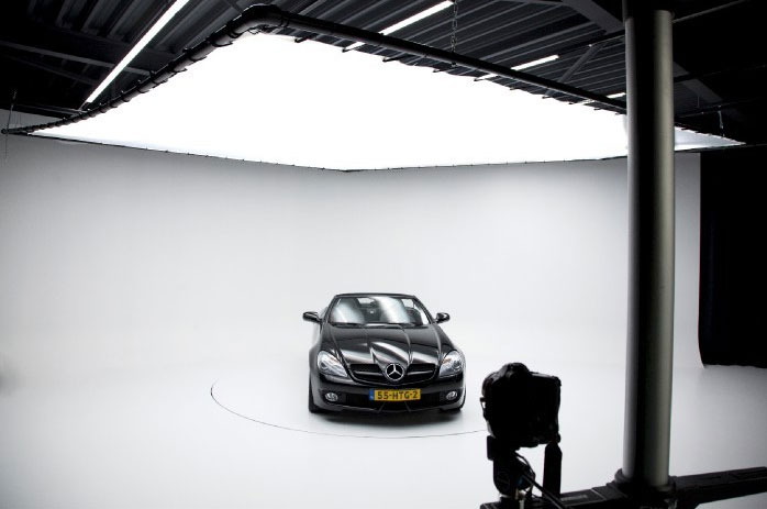 Fotostudio-Autohändler-mit-Hohlkehle Produktfotografie Köln – Hohlkehle im Mietfotostudio Atelier 5b